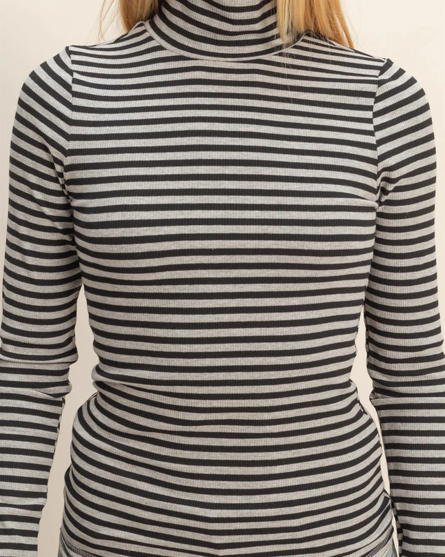 Basic fitted turtleneck neck