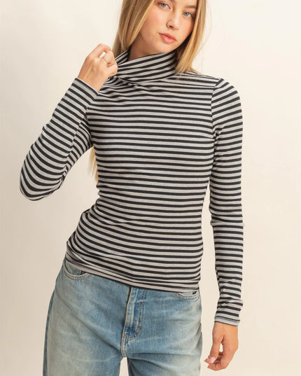 Basic fitted turtleneck neck